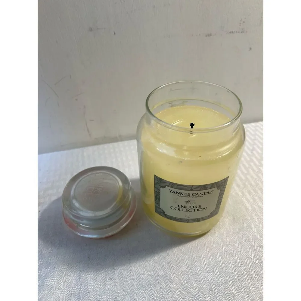 Yankee Candle Encore Collection Candle Lily 22 oz. like‎ new.